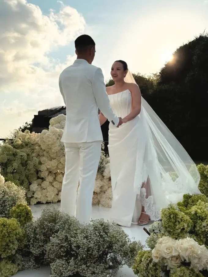 Alexandra Daguise Kakak Alyssa Daguise memilih gaun putih untuk resepsinya di Bali. [@brideswhisperer]