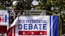 Pekerja memasang spanduk saat persiapan lanjutan untuk debat calon wakil presiden AS di luar Kingsbury Hall, Universitas Utah di Salt Lake City, Senin (5/10/2020). Debat cawapres petahana Mike Pence dan Senator California Kamala Harris akan digelar pada 7 Oktober. (AP Photo/Patrick Semansky)