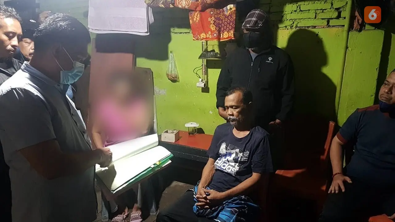 Wajah lemas pria berkumis uban saat diciduk tim tabur Kejati Sulsel (Liputan6.com/ Eka Hakim)