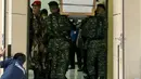 Petugas mengangkat  peti ke ruang transit jenazah yang dipersiapkan untuk korban helikopter TNI yang jatuh di RS Polri, Jakarta, Senin (21/3). Helikopter TNI AD mengalami kecelakaan saat akan mendarat di stadion Poso. (Liputan6.com/Yoppy Renato)