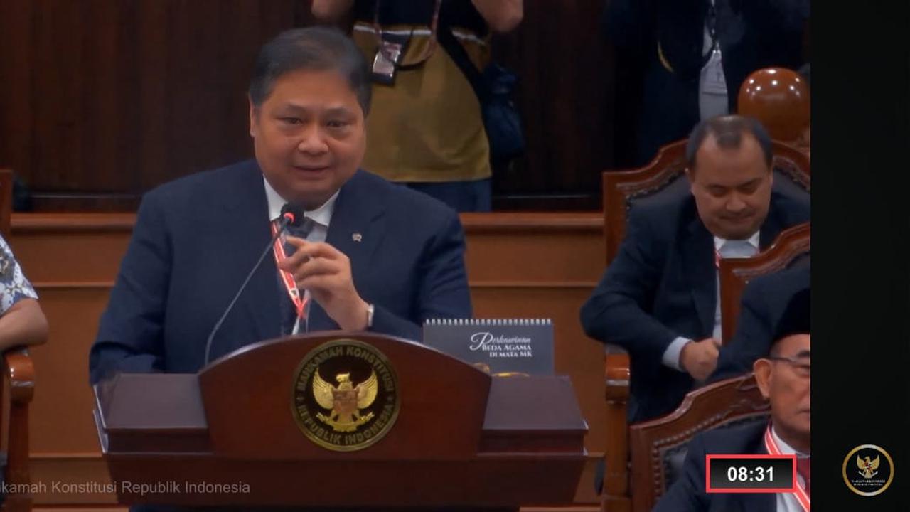 Airlangga Hartarto memenuhi panggilan sidang Mahkamah Konstitusi (MK) untuk bersaksi di sidang sengketa Pilpres 2024, di gedung MK, Jumat (5/4/2024).