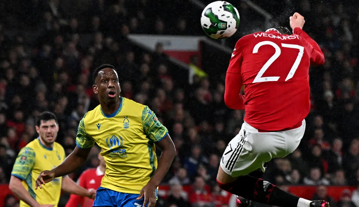 Bek Nottingham Forest, Willy Boly (kiri) saat menghadapi Manchester United pada laga leg kedua semifinal Piala Liga Inggris 2022/2023 di Old Trafford Stadium, Manchester (1/2/2023). Pemain asal Pantai Gading ini didatangkan Nottingham Forest dari Wolverhampton pada awal musim 2022/2023 dan dikontrak selama 2 tahun hingga Juni 2024. Di Liga Inggris 2022/2023 ia telah bermain 8 kali dengan torehan 1 assist. (AFP/Paul Ellis)