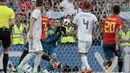 Kiper Rusia, Igor Akinfeev menghalau bola sepakan pemain Spanyol pada laga 16 besar Piala Dunia 2018 di  Luzhniki Stadium, Moskow, Rusia, (1/7/2018). Rusia menang penalti atas Spanyol Spain 4-3. (AP/Alexander Zemlianichenko)