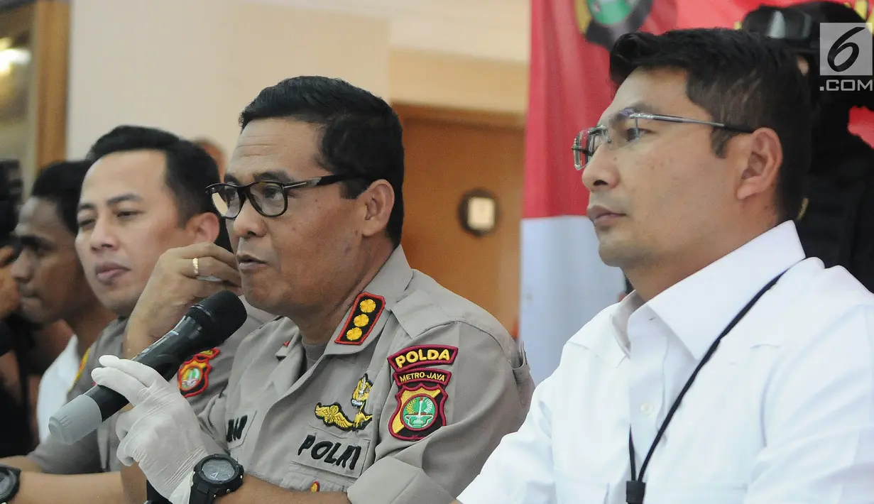 Kabid Humas Polda Metro Jaya Kombes Pol Argo Yuwono menunjukan uang palsu di Polda Metro Jaya, Jakarta, Senin (8/4). Subdit 3 Resmob Dit Reskrimum Polda Metro Jaya berhasil melakukan pengungkapan kasus pemalsuan mata uang dengan mengamankan tiga orang tersangka . (Liputan6.com/Herman Zakharia)