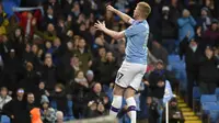 Gelandang Manchester City, Kevin De Bruyne berselebrasi usai mencetak gol ke gawang West Ham pada pertandingan lanjutan Liga Inggris di stadion Etihad di Manchester, Inggris, Rabu (19/2/2020). City menang atas West Ham 2-0. (AP Photo/Rui Vieira)