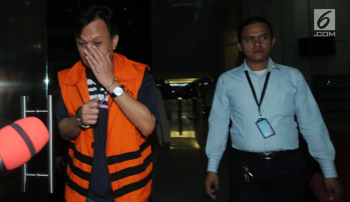 Pengusaha penyuap Bupati Kepulauan Talaud Sri Wahyumi Maria Manalip, Bernard Hanafi Kalalo seusai menjalani pemeriksaan di Gedung KPK, Jakarta, Rabu (1/5/2019). Bernard Hanafi ditahan KPK sebagai tersangka kasus suap proyek revitalisasi pasar di Kabupaten Kepulauan Talaud. (merdeka.com/Dwi Narwoko)