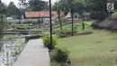 Petugas merapikan rumput di kawasan Taman Piknik, Jakarta, Minggu (20/1). Taman seluas 1 hektar ini menjadi salah satu tempat warga untuk menghabiskan waktu luang di hari libur. (Liputan6.com/Helmi Fithriansyah)