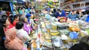Sejumlah pembeli mengantre saat membeli kue kering di Pasar Jatinegara, Jakarta, Senin (27/5/2019). Jelang Idul Fitri 2019, banyak warga berburu makanan ringan seperti kue kering untuk jamuan di hari raya. (Liputan6.com/Angga Yuniar)