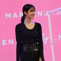 Seol in-Ah menyiapkan outfit spesial yang simple dan elegan saat menghadiri Marhen J Hallyu Fest di Central Park Mall, Sabtu (30/7)