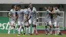 Pemain Kaya FC-Iloilo merayakan gol yang dicetak oleh Marwin Angeles ke gawang PSM Makasar pada laga AFC Cup 2019 di Stadion Pakansari, Bogor, Selasa (2/4). Kedua tim bermain imbang 1-1. (Bola.com/Yoppy Renato)
