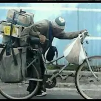 Meski fisiknya tak lagi sekuat anak muda, kakek ini masih ingin berjuang untuk hidup dengan berjualan sabun di atas ontel lamanya. | Sumber Foto: facebook.com/sucilupa