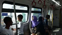 Warga menaiki moda transportasi kereta ringan atau light rail transit (LRT) saat berlangsung uji coba di Jakarta, Selasa (11/6/2019). LRT Jakarta akan beroperasi pada pukul 05.30-23.00 WIB dengan waktu kedatangan kereta (headway) setiap 10 menit. (merdeka.com/Imam Buhori)