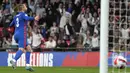 Pemain Inggris Luke Shaw melakukan selebrasi usai mencetak gol ke gawang Swiss pada pertandingan uji coba di Stadion Wembley, London, Inggris, 26 Maret 2022. Inggris menang 2-1. (AP Photo/Alastair Grant)