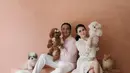 Kali ini keduanya tampil menggemaskan dalam sebuah photoshoot bersama para anjing mereka. Anak Hotman Paris tampil dengan kemeja berwarna merah muda, dipadunya dengan celana putih, sedangkan Chen Giovani tampil simpel nan chic dengan dress putih. Foto: Instagram.