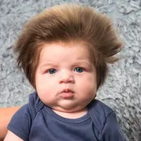 Junior Cox-Noon, bayi berusia 8 minggu yang punya 'rambut singa'. (Mirror)