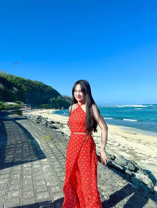 Entah sedang ada urusan pekerjaan atau sekadar liburan, Happy terlihat menikmatinya. [Instagram @happyasmara]