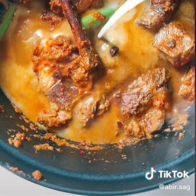 Aksi Food Vlogger Lebanon Bikin Rendang dan Dihias Bendera Indonesia Tuai Pujian Warganet