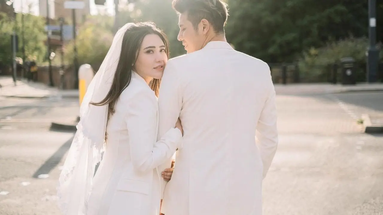 Romantis Abis, Ini Potret Via Vallen dan Chevra Yolandi saat Bulan Madu di Inggris