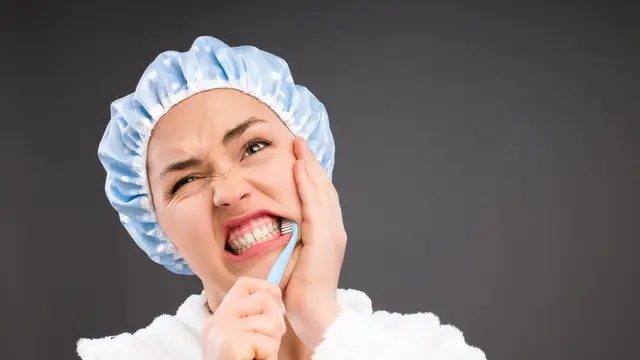 Gusi Berdarah Saat Menyikat Gigi? Waspada Penyakit Ini (Aila Images/Shutterstock)