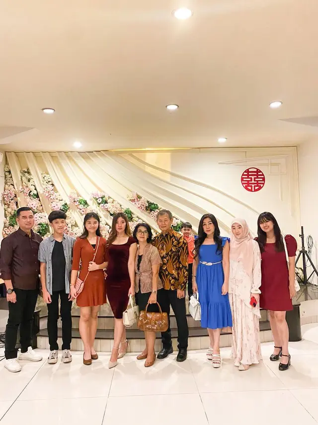 6 Potret Larissa Chou dan Sang Adik yang Rayakan Natal, Saling Menghormati
