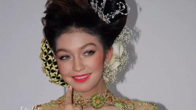 6 Editan Foto Artis Hollywood Jika Berkebaya Ini Bikin Senyum, Kocak