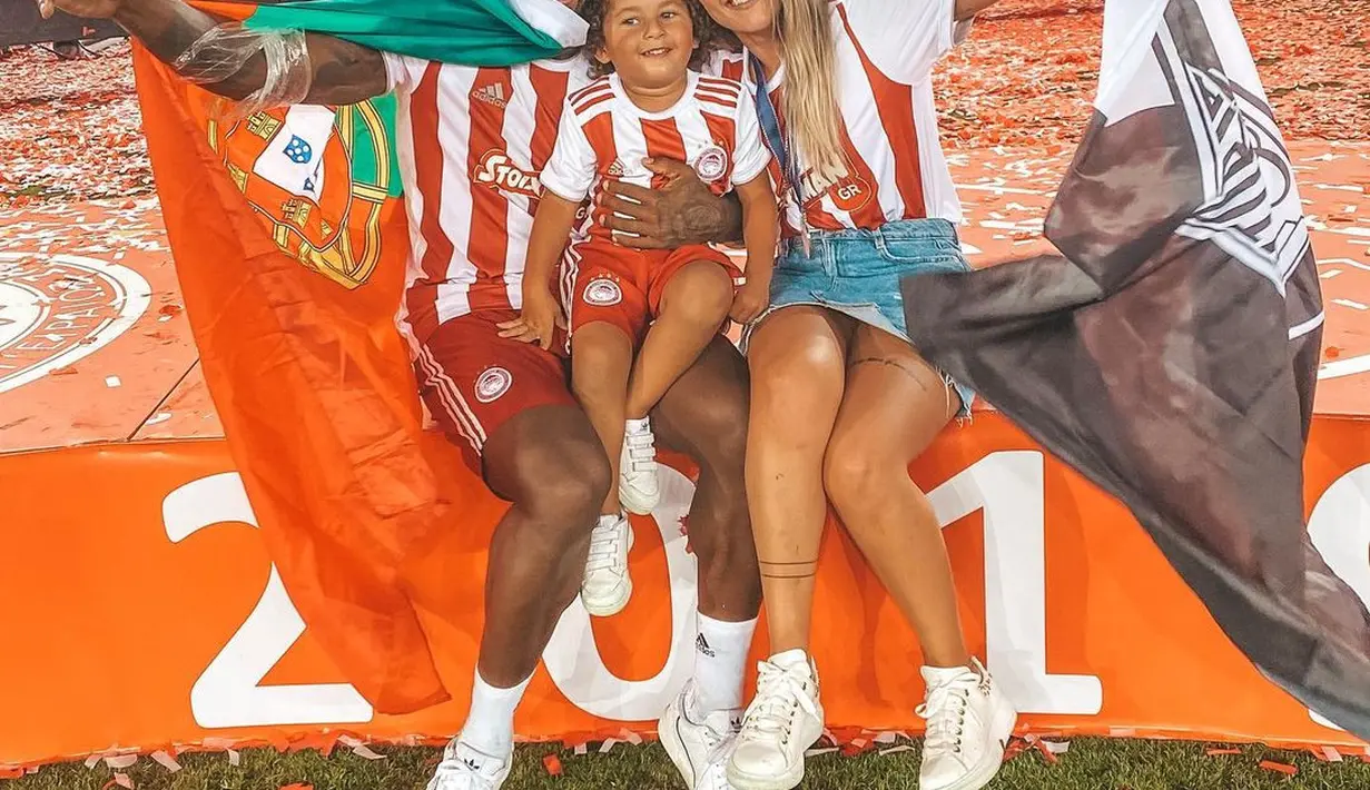 Melihat gaya kesehariannya, Cattia Cardoso memadukan gaya kasual dan sophisticated. Nuansa warna bumi menjadi warna yang digemarinya di segala kesempatan. Kala menemani sang suami berlaga, ia terlihat mendukung langsung dan mengenakan jersey tim untuk memberi semangat kepada Cafu.