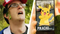 Selama ini, Pokemon Go hanya bisa kamu mainkan lewat ponsel pintar. Tapi, kedua pria ini bisa benar-benar 'menghadirkan' Pikachu! | via: youtube.com