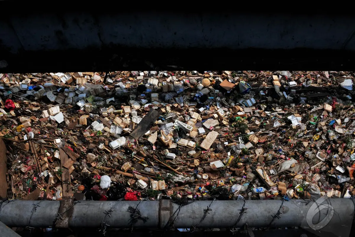 Tumpukan Sampah Penuhi Aliran Kali BKB