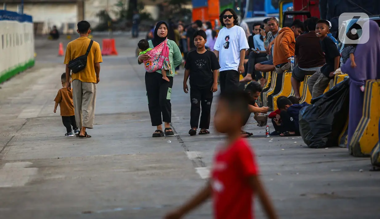 Berjalan di sekitar dermaga menjadi pilihan melepas penat sambil menanti waktu masuk ke dalam kapal. (Liputan6.com/Angga Yuniar)