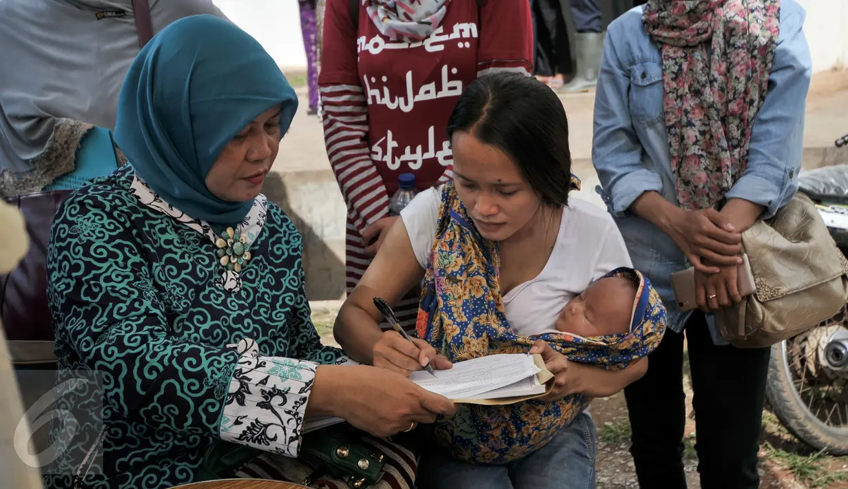  Warga mendaftarkan diri untuk mengikuti program Keluarga Berecana (KB) yang di Rusun Cibesel, Jakarta, Selasa (23/8/2016). Mobil unit pelayanan KB DKI Jakarta sambangi warga rusun Cipinang Besar Selatan. (Liputan6.com/Yoppy Renato)