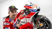 Jorge Lorenzo berpose dengan Ducati Desmosedici GP17 yang dipersiapkan untuk MotoGP 2017. (Twitter/Crash)
