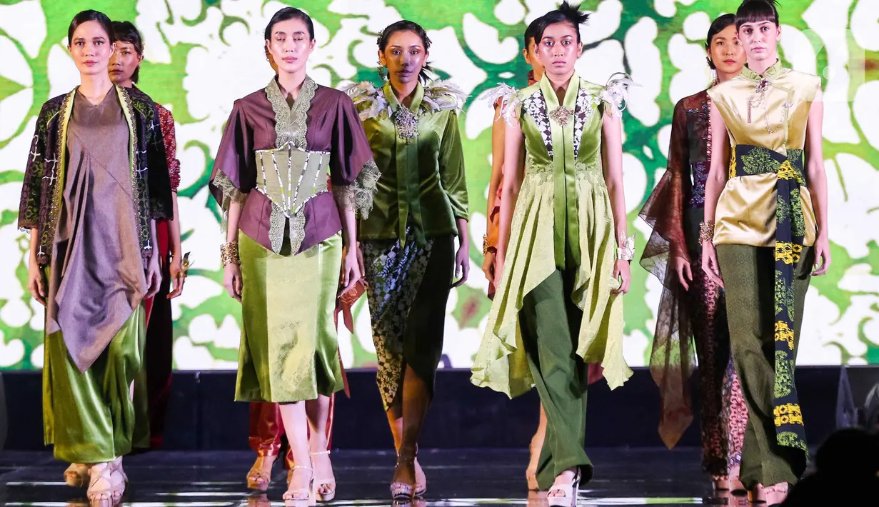 Para model mengenakan busana rancangan Ferry Sunarto saat acara Cita dan Cipta Liputan6.com X Fimela dalam parade Wastra Nusantara di Hotel Shangri La, Jakarta, Rabu (31/7/2024). (Liputan6.com/Herman Zakharia)