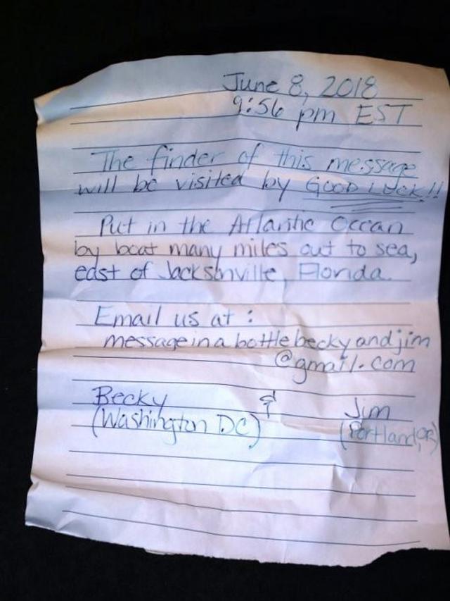 Hobi Berburu Surat dalam Botol