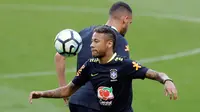 Penyerang Brasil, Neymar Jr berusaha mengontrol bola saat mengikuti sesi latihan di Porto Alegre, Brasil, (29/8). Brasil akan menghadapi Ekuador dalam pertandingan sepak bola kualifikasi Piala Dunia 2018 pada 31 Agustus. (AP Photo / Andre Penner)