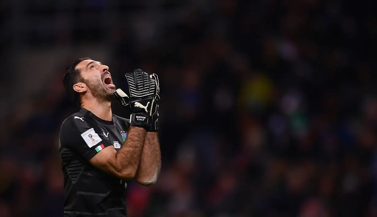 Kiper Italia, Gianluigi Buffon bereaksi selama menjamu Swedia pada playoff zona Eropa di Stadion San Siro, Selasa (14/11). Buffon tak bisa menahan air matanya setelah timnya gagal lolos ke Piala Dunia 2018. (Marco BERTORELLO / AFP)