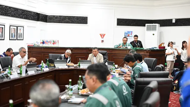 Menteri Energi dan Sumber Daya Mineral (ESDM) Arifin Tasrif  saat melakukan kunjungan kerja ke salah satu anak perusahaan PT Pertamina Hulu Energi (PHE) sebagai Subholding Upstream Pertamina, Badak LNG, pada Selasa (13/8/2024).