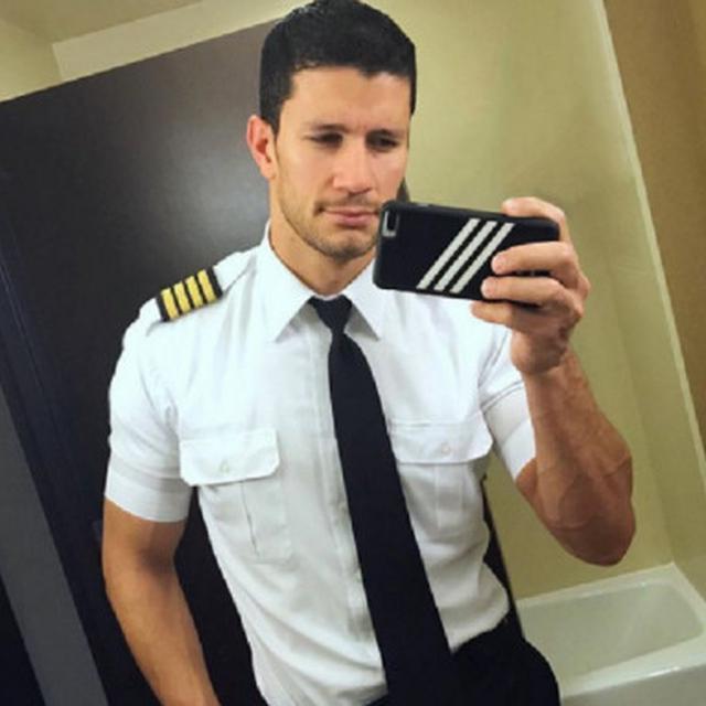 Selfie Pilot Ganteng Nan Seksi Bikin Warganet Panas Dingin Global Liputan6 Com