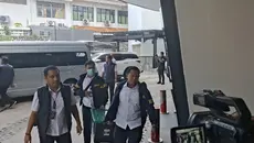 Polisi Angkut Barang Bukti Kasus Febrie Adriansyah ke Kejagung