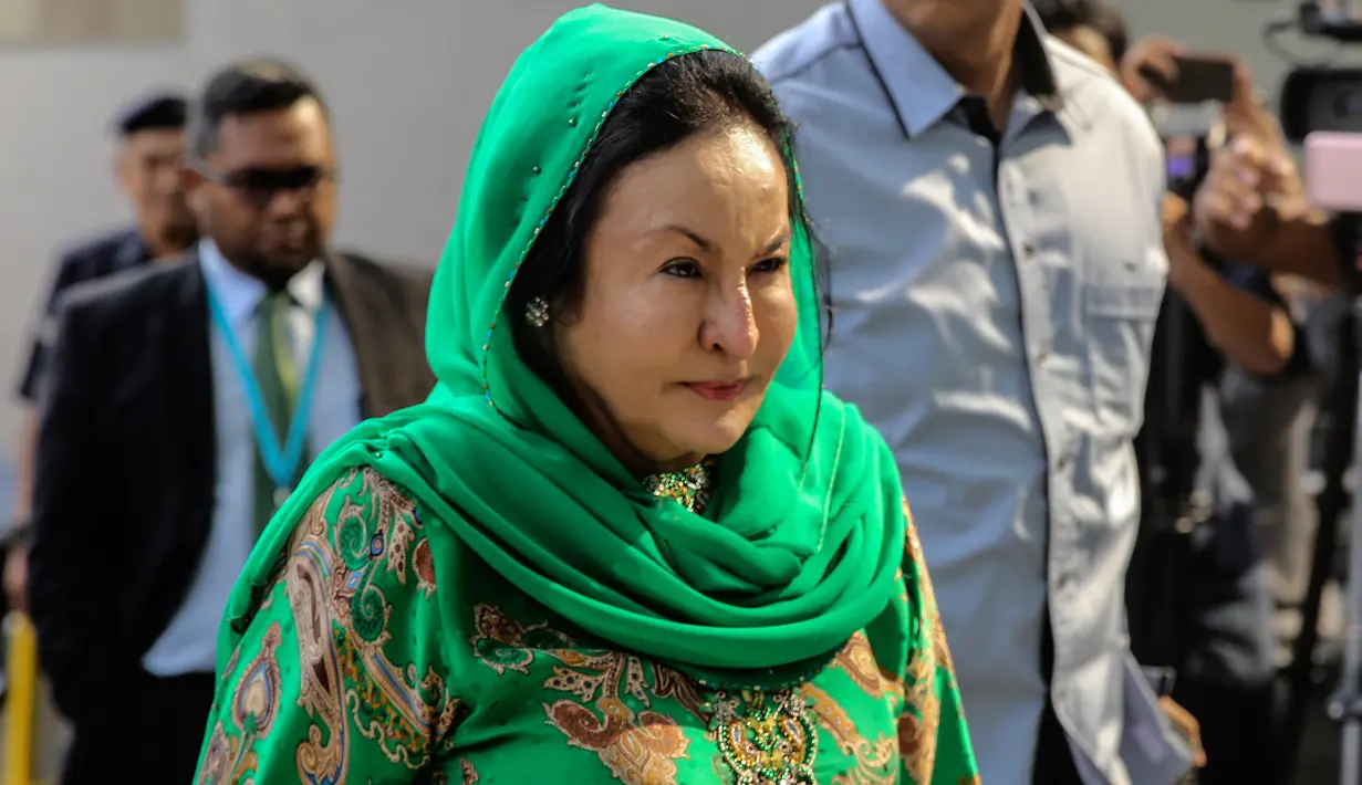 Rosmah Mansor, istri mantan Perdana Menteri (PM) Malaysia Najib Razak, mendatangi kantor Komisi Antikorupsi Malaysia (MACC) di Putrajaya, Rabu (26/9). Rosmah yang didampingi pengacaranya tidak memberikan pernyataan apapun kepada wartawan. (AFP)