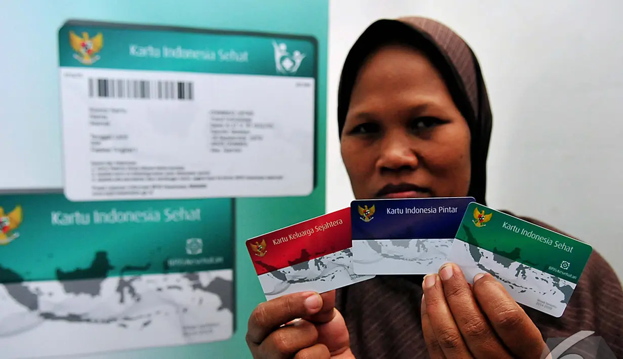 Seorang warga menunjukkan tiga macam kartu yang telah didapatkannya di Jakarta, Senin (3/11/2014). (Liputan6.com/Johan Tallo)