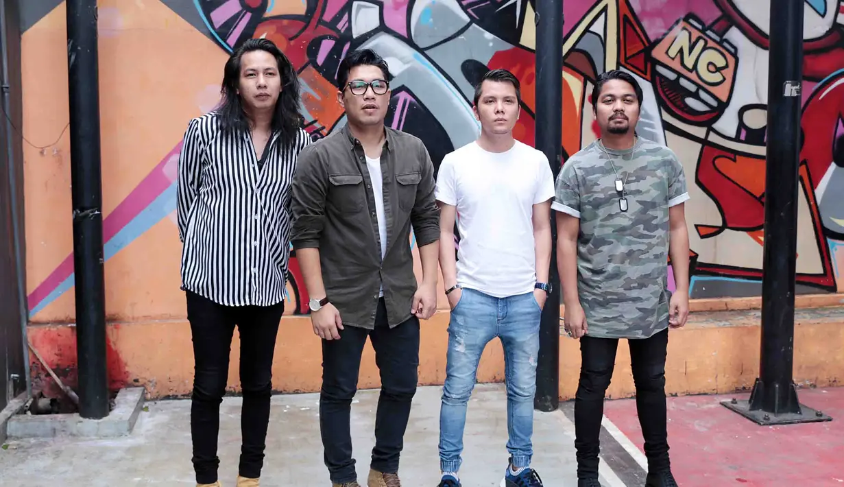 Belum genap dua bulan grup band Armada merilis single terbarunya berjudul Asal Kau Bahagia. Awalnya, para personil band ini menargetkan 2 Juta viewers untuk video lirik singlenya itu di akun berbagi video gratis. (Deki Prayoga/Bintang.com)