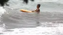 Sebagai anak nelayan,laut merupakan bagian dari hidup termasuk tempat yang mengasyikan untuk bermain (Liputan6.com/Faizal Fanani)