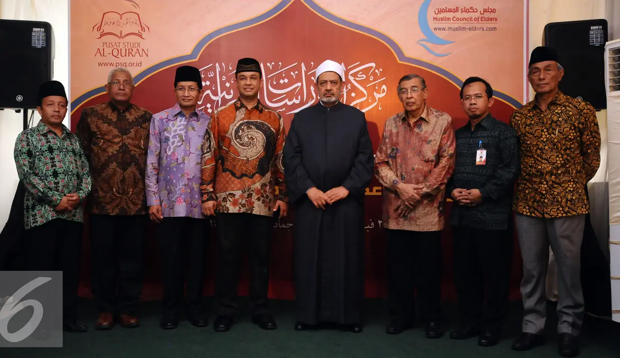 Grand Sheikh Al Azhar, Ahmed Al-Thayyeb (kelima kiri) bersama M Quraish Shihab berfoto bersama saat mengunjungi Pusat Studi Al Quran di Pondok Cabe, Tangerang, Selasa (23/2/2016). (Liputan6.com/Helmi Fithriansyah)
