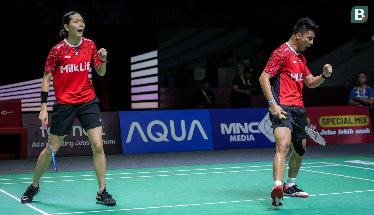 Pebulu tangkis ganda campuran Indonesia, Dejan Ferdinansyah/Gloria Emanuelle Widjaja melakukan selebrasi setelah mencetak poin ke arah pasangan Thailand, Dechapol Puavaranukroh/Sapsiree Taerattanachai pada babak perempat final Indonesia Open 2024 di Istora, Senayan, Jakarta, Jumat (07/06/2024). (Bola.com/Bagaskara Lazuardi)