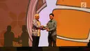 Deputi 4 Bidang Koordinasi Ekonomi Kreatif Kewirausahaan dan Daya Saing Koperasi dan Usaha Kecil Menengah Mohammad Rudy Salahuddin beri penghargaan juara partner Go-Food saat Malam Juara Go-Food 2018 di Jakarta, Jumat (23/2). (Liputan6.com/Angga Yuniar)