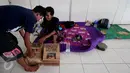 Petani saat berada di kantor LBH Jakarta, Jakarta, Sabtu (18/3). Aksi mencor kaki mereka lakukan hingga izin lingkungan baru bagi PT Semen Indonesia yang telah diteken Gubernur Jateng Ganjar Pranowo, dicabut kembali. (Liputan6.com/Johan Tallo)