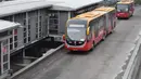 Bus ini terkenal karena AC nya yang super dingin sehingga dijuluki sebagai "Kulkas Berjalan". Bus gandeng berjenis Zhongtong LCK6180GC Articulated ini ditenagai oleh mesin Doosan GL11K sehingga mampu menghasilkan tenaga hingga 455Hp dengan torsi yang mencapai 1.373 Nm. (Source: transjakarta.co.id)