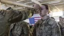 Seorang anggota Divisi Lintas Udara ke-82 Angkatan Darat AS menjalani pemeriksaan suhu tubuh sebagai bagian dari pemeriksaan COVID-19 saat tentara bersiap untuk ditempatkan ke Polandia dari Fort Bragg, North Carolina, AS, 14 Februari 2022. (AP Photo/Nathan Posner)