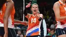 Atlet voli asal Belanda, Laura Dijkema melakukan selebrasi usai menang atas Italia pada Olimpiade Rio 2016, Rio de Janeiro, Brasil, (10/8). Atlet 26 tahun ini bermain sebagai setter dan memilik tinggi badan 1,84m. (AFP PHOTO/PEDRO Ugarte)