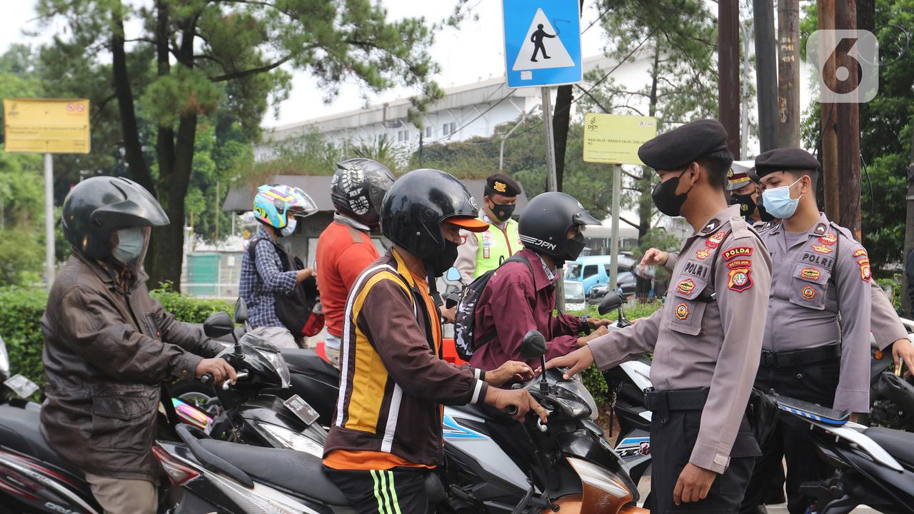 Suasana Pos Penyekatan Saat PKKM Level 4 di Jalan Raya Bogor